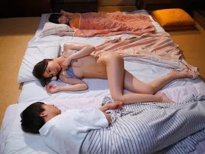 Anh nhân viên vừa gọi người vợ vừa nắc nữ trưởng phòng dâm đãng