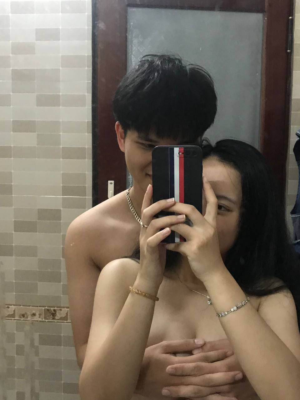 Chị gái Shen Nana xoa bóp cu cho thằng em